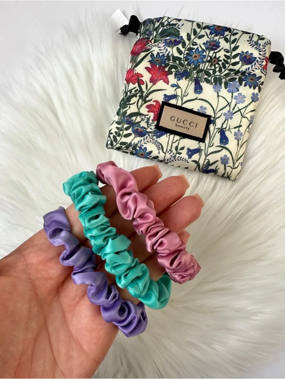 Gucci Beauty Satin Scrunchies set of 3 in floral dust mini bag New - Picture 2 of 6